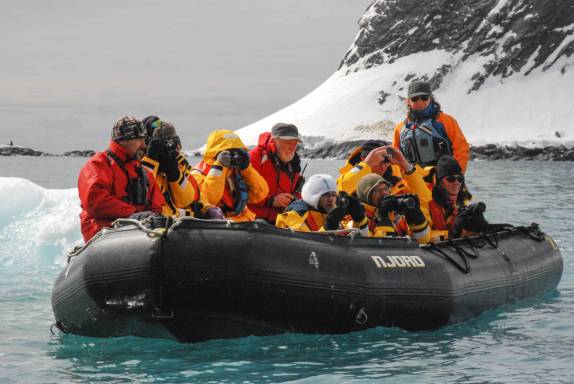 Todos fotografam nossa primeira foca leopardo da viagem, em Point Wild, em Elephant Island, na Antártida (foto de Senteney)